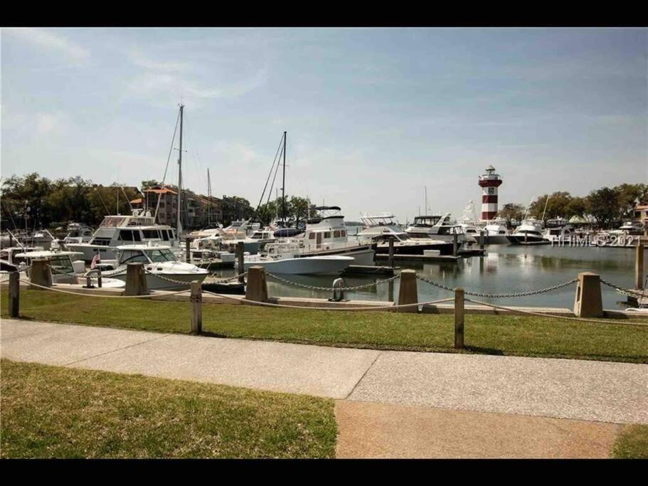 In The Heart Of Harbour Town 2Br 2Ba Pool Access Close To Beach Hilton Head Island Exterior photo