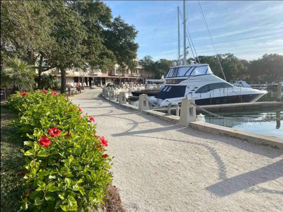 In The Heart Of Harbour Town 2Br 2Ba Pool Access Close To Beach Hilton Head Island Exterior photo